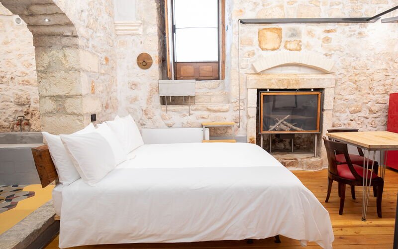 Calce: Bedroom, Living Room, Other Room